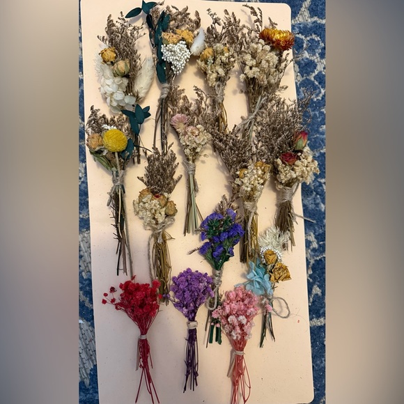 Assorted Dried Flower Bouquets. 15 mini flower arrangements - Picture 8 of 10